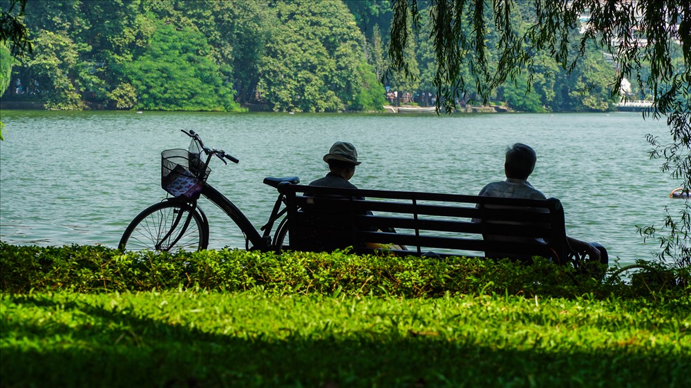 Những ngày này Hà Nội bỗng đẹp hơn trong mắt nhiều người. Vẫn là Hồ Gươm Tháp Rùa, nhưng những ngày này còn có thêm những cơn gió ngọt lành mỗi buổi sớm mai. Đôi ba câu chuyện bên trên những chiếc ghế đá cũng đủ để một ngày trôi qua ngọt ngào hương vị.