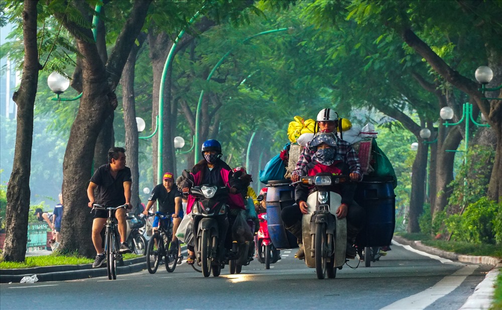 Người ta đến từ nhiều vùng miền khác nhau, đến Hà Nội, ở Hà Nội rồi yêu luôn mảnh đất này. Bởi ngoài những bộn bề, bon chen, xô bồ của cuộc sống, Hà Nội còn có một mùa thu.