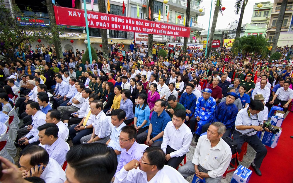 Lãnh đạo, nhân dân khắp nơi đến dự lễ kỷ niệm cụ Nguyễn Trung Trực tại Công viên tượng đài Nguyễn Trung Trực. Ảnh: Lục Tùng