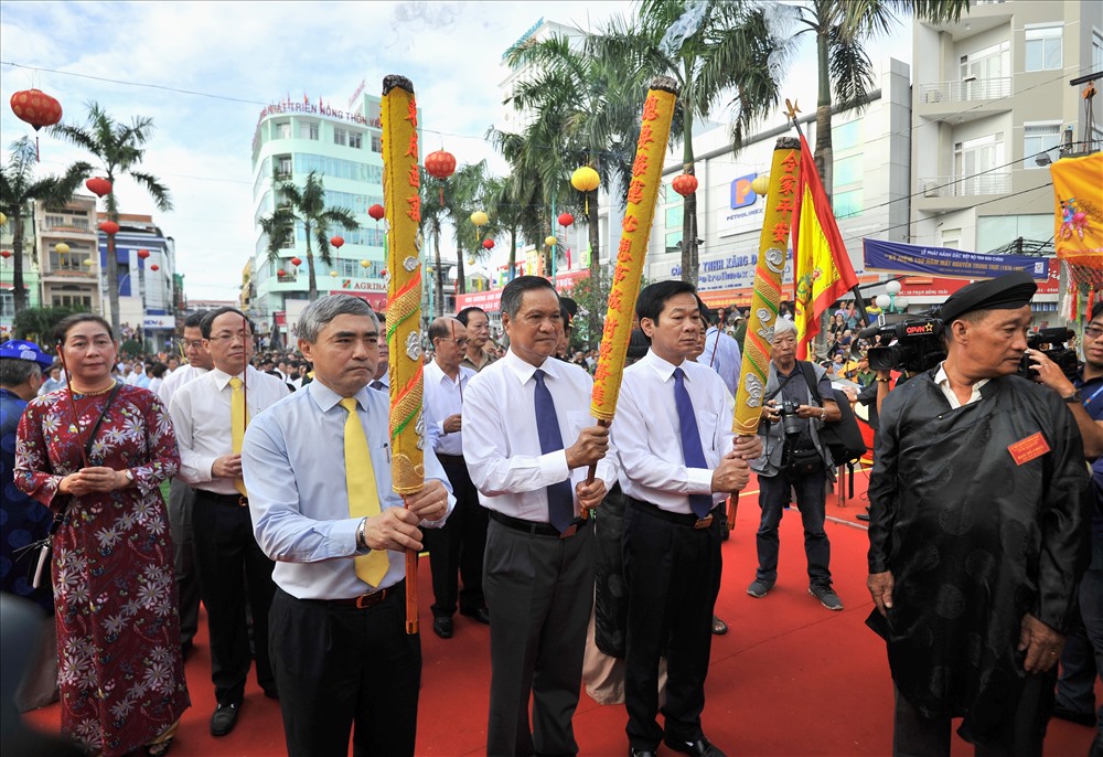 Ông Nguyễn Minh Hồng (hàng đầu, bìa trái) - Thứ trưởng Bộ Thông tin và Truyền thông cùng ông Phạm Vũ Hồng (hàng đầu, giữa) Đỗ Thanh Bình (hàng đầu, bìa phải)- Chủ tịch và Phó Chủ tịch UBND tỉnh Kiên Giang- thắp hương Anh hùng dân tộc Nguyễn Trung Trực tại lễ dâng hương Lễ hội truyền thống kỷ niệm 150 năm Anh hùng dân tộc Nguyễn Trung Trực hy sinh. Ảnh: Lục Tùng