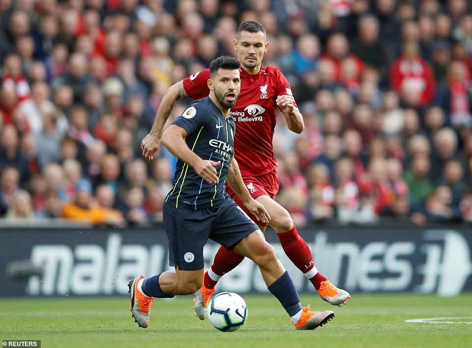 Aguero (áo tối màu) không thể hiện được phong độ cao trong trận này. Ảnh: Reuters