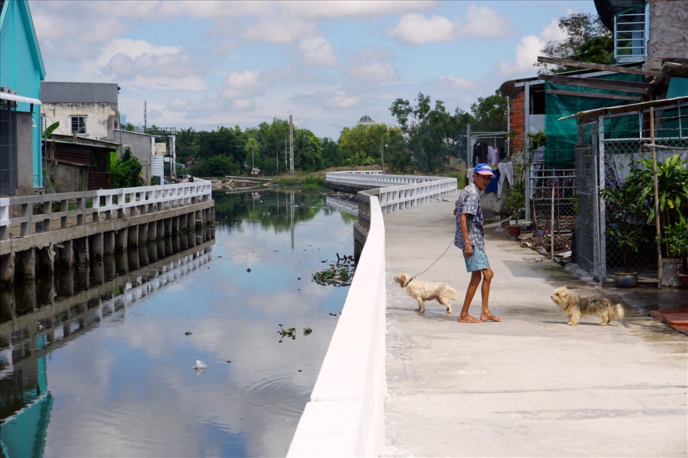 Người dân vui mừng khi kênh Cầu Xáng đã không còn ô nhiễm môi trường (ảnh Nhật Hồ)