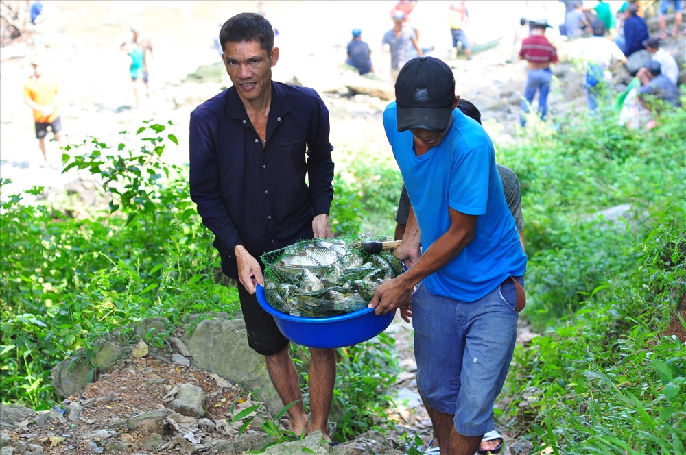 Người dân mang “chiến lợi phẩm” là hàng chục kg cá về nhà