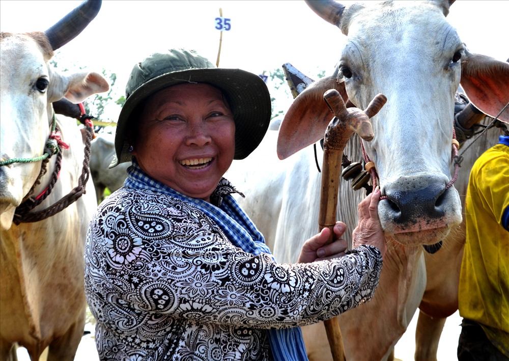Bà Lâm Thị Ni- nữ chủ bò duy nhất tại hội đua năm 2018. Ảnh: Lục Tùng