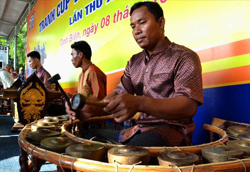 Sân đua bò như lung linh với dàn nhạc ngũ âm đặc thù của đồng bào Khmer. Ảnh: Lục Tùng