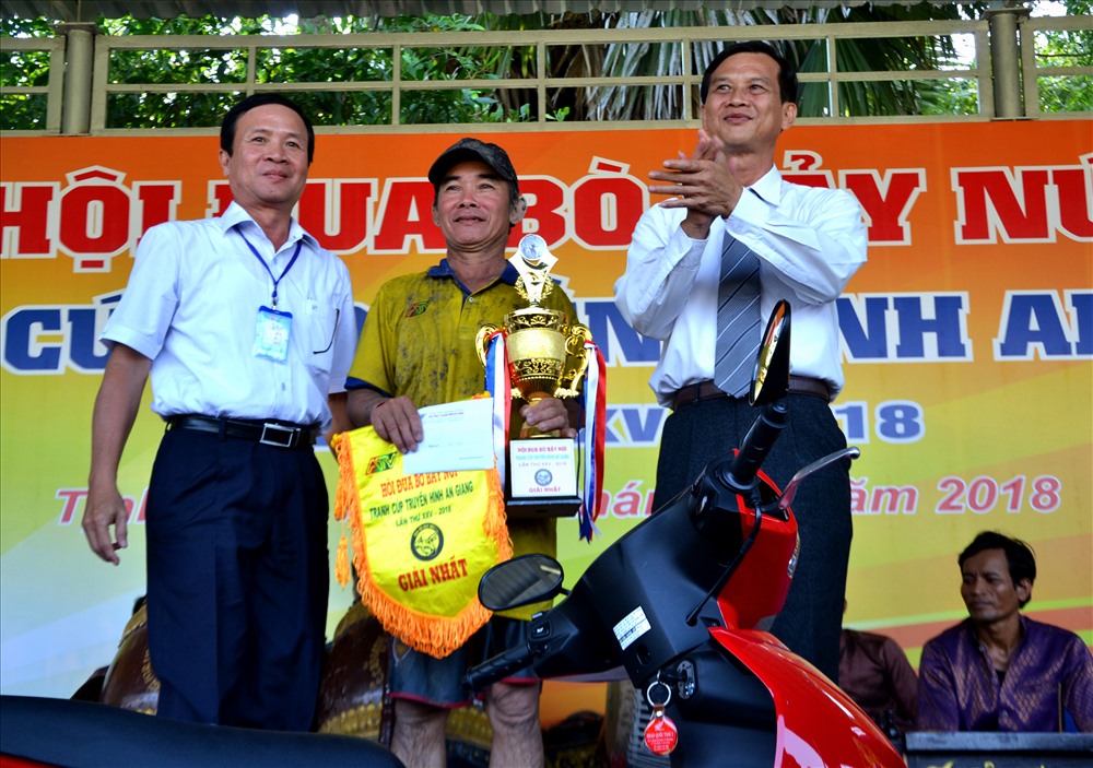 Ông Trần Văn Gan (phải ảnh) Bí thư Huyện ủy Tịnh Biên trao giải Nhất  cho đôi bò số 09 của Nguyễn Thành Tài. Ảnh: Lục Tùng