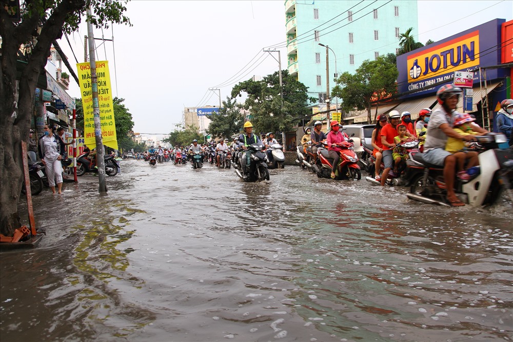 Khoảng 16 giờ ngày 8.10, triều cường dâng cao khiến đường Huỳnh Tấn Phát lênh láng nước.
