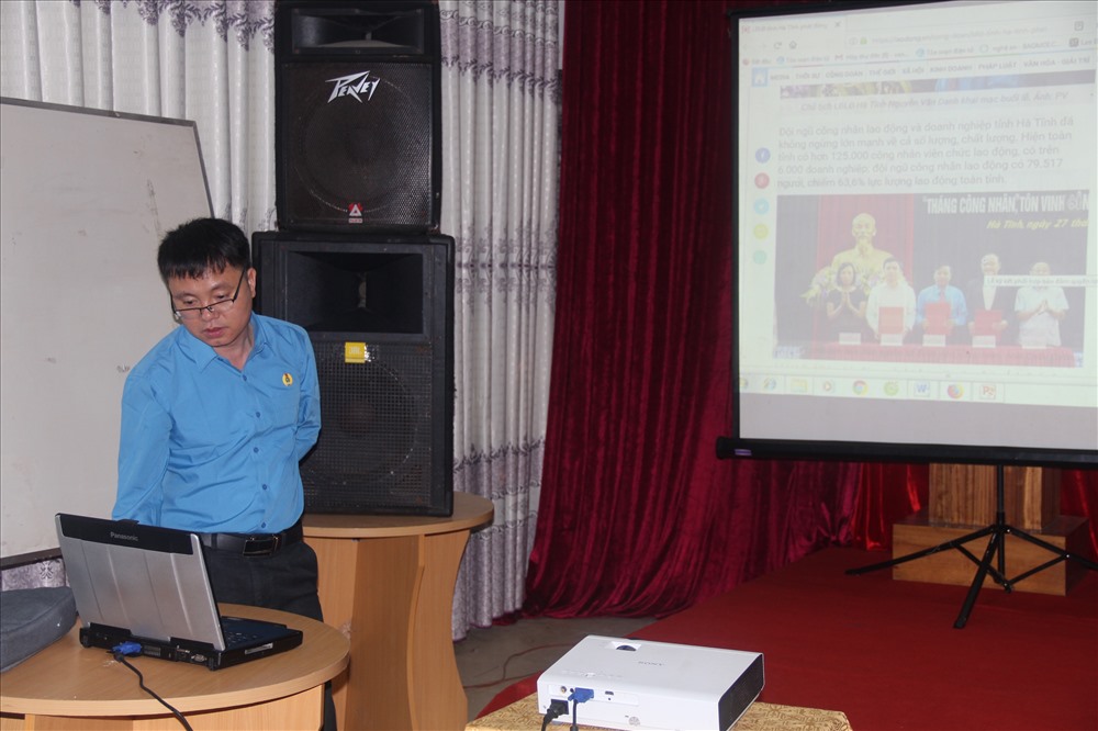 Nhà báo Trần Quang Đại, phóng viên Báo Lao Động thường trú văn phòng BTB hướng dẫn kỷ năng viết tin, bài cho các báo cáo viên