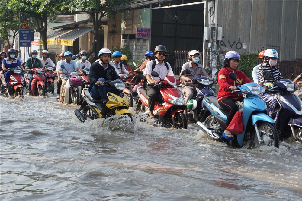 Từ sáng sớm, trên đường Huỳnh Tấn Phát (Q.7) triều cường dâng cao, ngập kéo dài như sông.