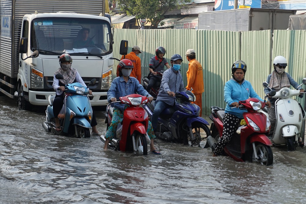 Người dân sống trên đường Huỳnh Tấn Phát cho biết mỗi ngày triều cường lên là người đi xe máy bị lật xe, té xe từ sáng đến chiều. Có cả phụ nữ đang mang thai chạy qua đây cũng bị té, rất nguy hiểm.