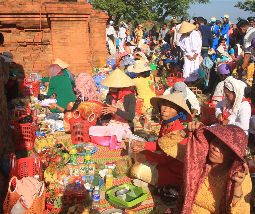 Đồng bào Chăm đến viếng và dâng lễ tại đền Tháp Pô-Klong-Grai.