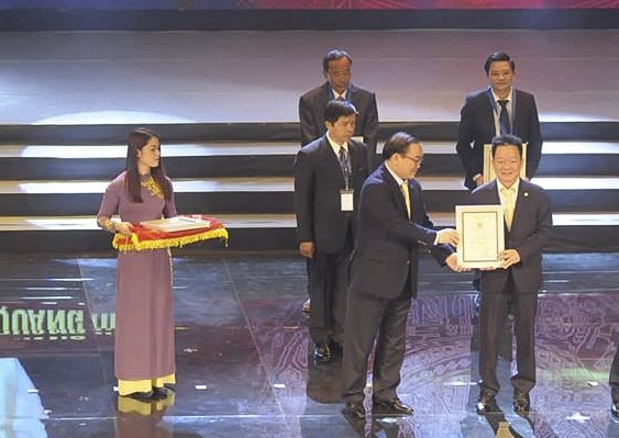 Ông Đỗ Quang Hiển nhận danh hiệu Công dân Thủ đô ưu tú 2018 trong chương trình.