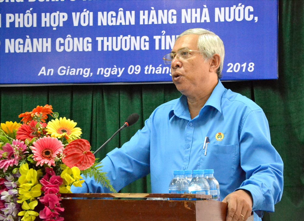 Chủ tịch LĐLĐ An Giang Nguyễn Thiện Phú phát biểu tại buổi lễ. Ảnh: Lục Tùng