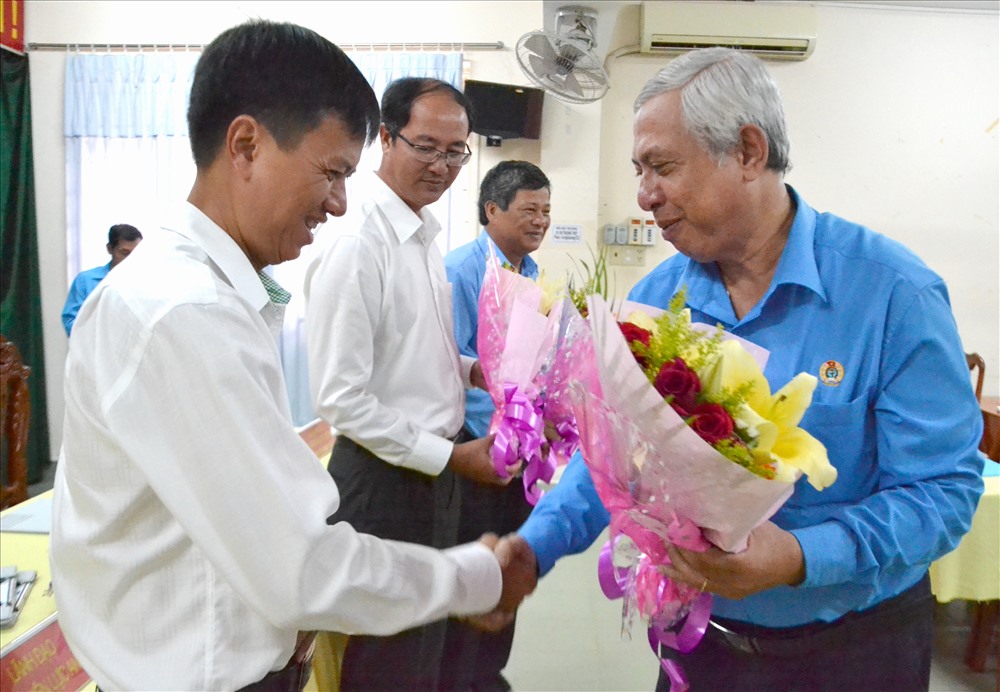 Chủ tịch LĐLĐ An Giang Nguyễn Thiện Phú tặng hoa cho các đơn vị ký kế hoạch phối hợp. Ảnh: Lục Tùng