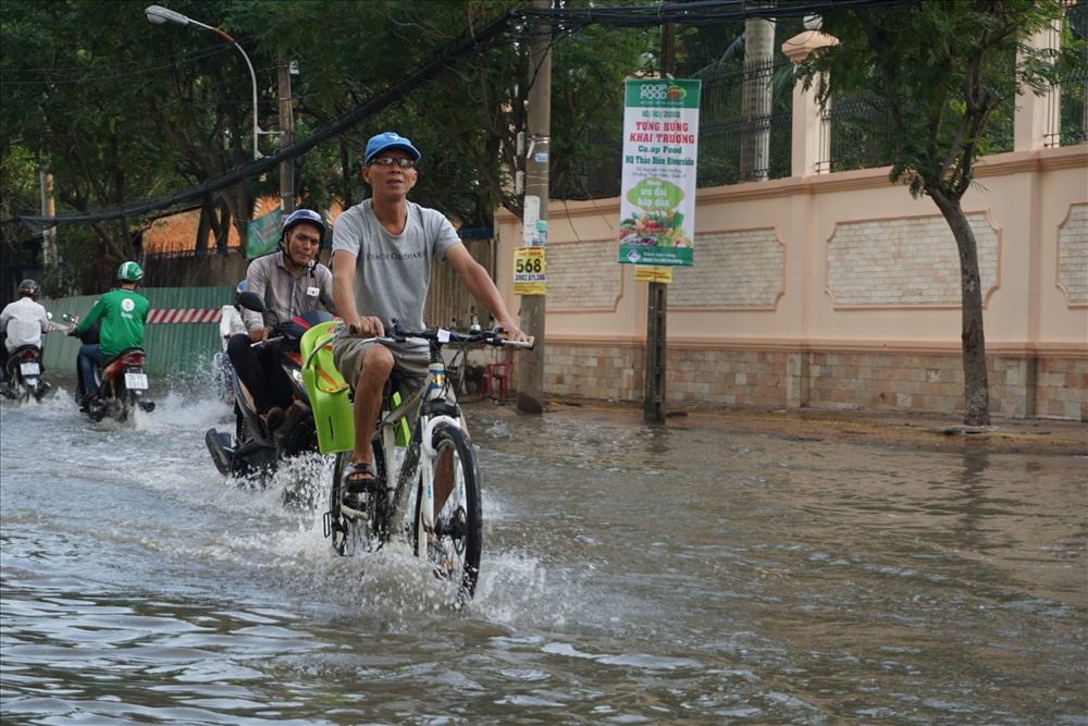 Nước sông Sài Gòn dâng cao tràn vào đường Nguyễn Văn Hưởng khiến tuyến đường này ngập sâu trong nước, phương tiện di chuyển khó khăn.