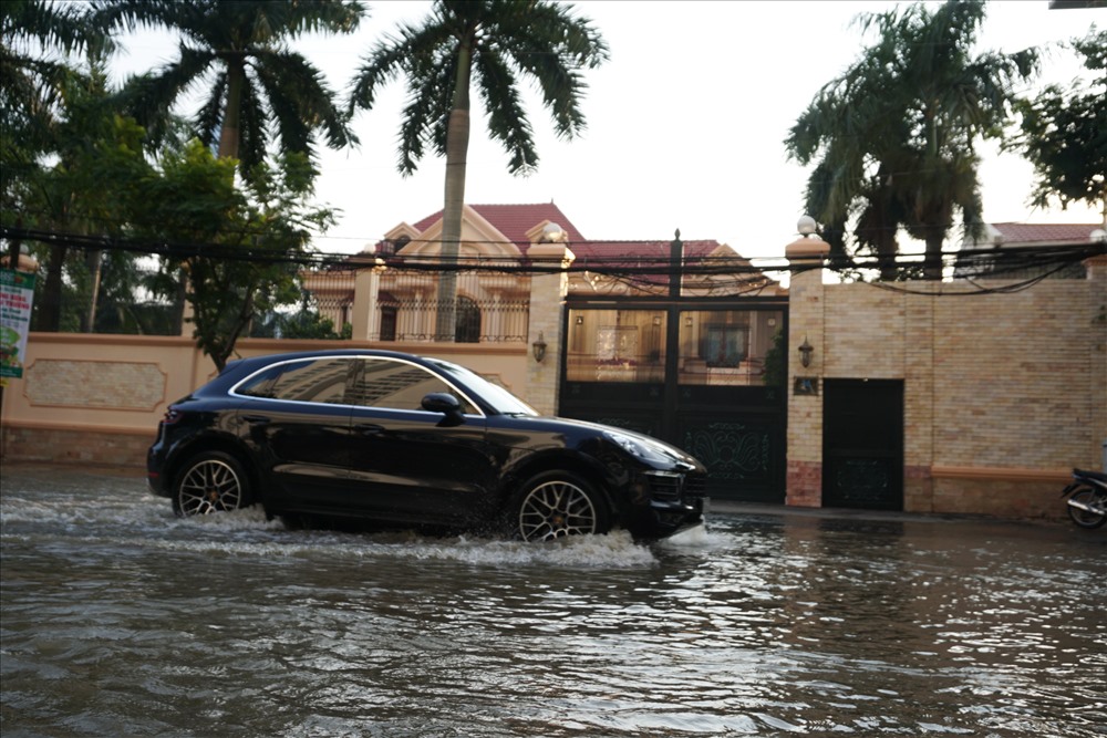 Khu Thảo Điền là nơi có nhiều biệt thự, căn hộ sang trọng nhưng thường xuyên bị ngập nước mỗi khi mưa lớn và triều cường dâng cao.