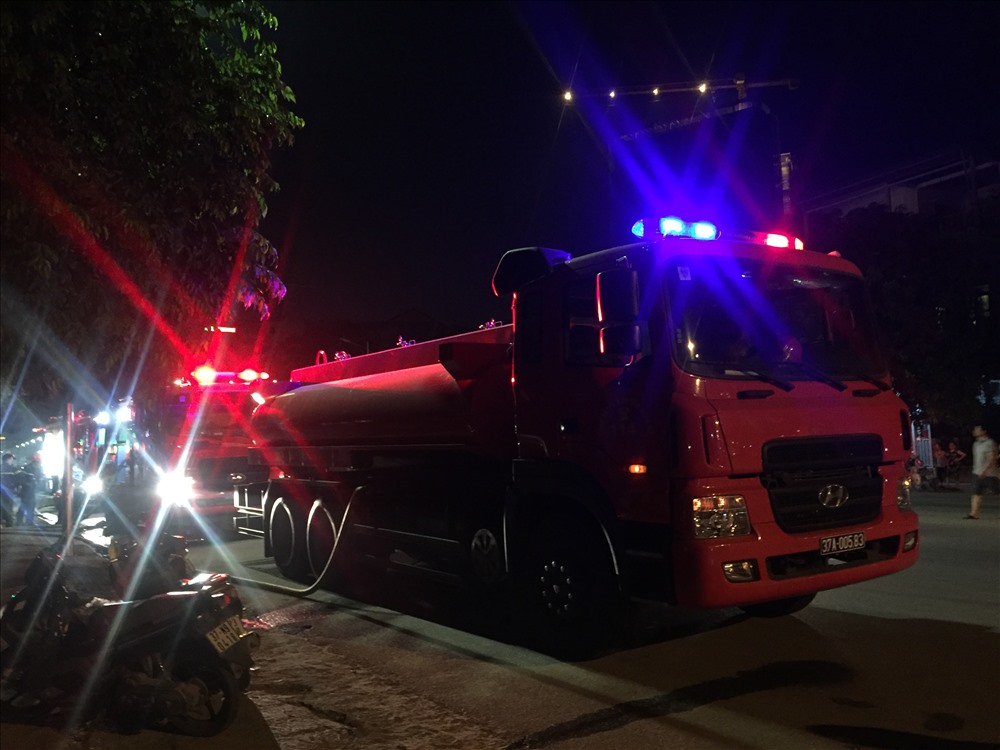Xe cứu hỏa được thuộc lực lượng Cảnh sát phòng cháy và chữa cháy số 1 (Nghệ An) tham gia ứng cứu dập đám cháy