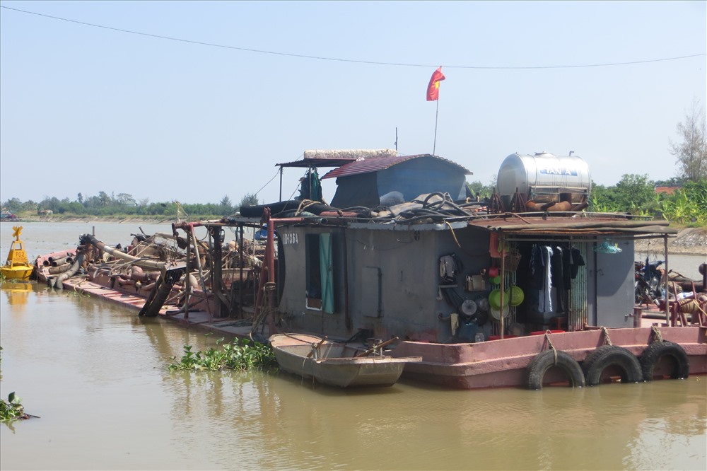 Các con tàu “cát tặc” ngày đêm rút ruột tài nguyên. Ảnh: TN