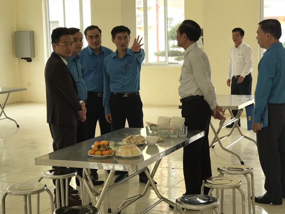Phó Chủ tịch Tổng LĐLĐVN Trần Văn Thuật (giữa) kiểm tra chất lượng công trình.