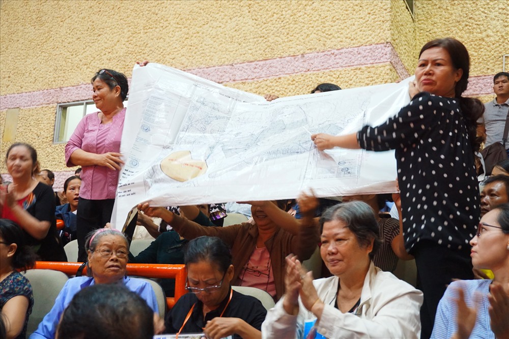 Người dân mang theo bản đồ quy hoạch Khu đô thị mới Thủ Thiêm tại buổi tiếp xúc cử tri quận 2 mới đây.
