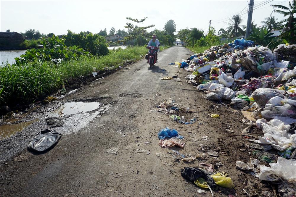 Bãi rác tạm tại huyện Cái Nước đã quá tải, rác tràn ra đường (ảnh Nhật Hồ)