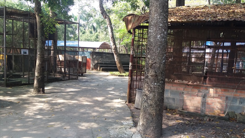 Một góc chuồng trại nuôi thú trong vườn thú