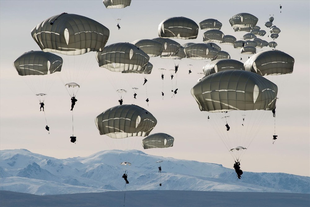 Lính Mỹ huấn luyện nhảy dù chiến đấu ở Bắc Cực.