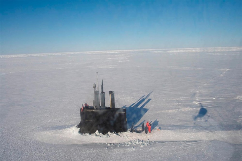Tàu ngầm tấn công hạt nhân USS Connecticut nhô lên từ dưới lớp băng dày ở Bắc Cực.