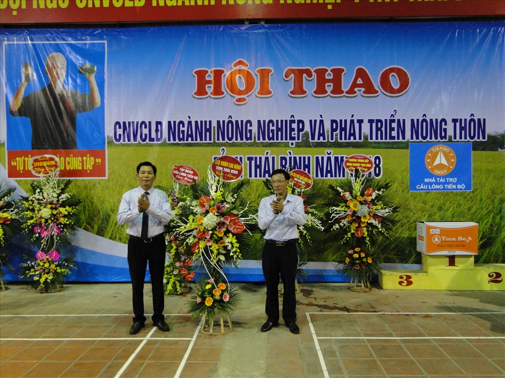 Đồng chí Nguyễn Thanh Bình - Phó Chủ tịch LĐLĐ tỉnh tặng hoa chúc mừng hội thao của ngành NNPTNT tỉnh Thái Bình.