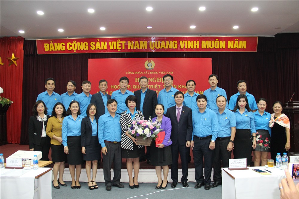 CĐXDVN chia tay đồng chí Nguyễn Thị Thu Hồng, nguyên Phó Chủ tịch Tổng LĐLĐVN, trực tiếp phụ trách CĐXDVN.