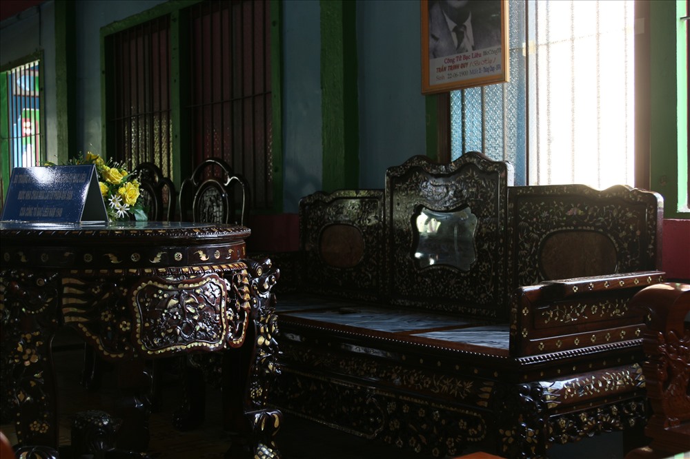 Bên cạnh đó, trong căn phòng hiện cũng đang lưu giữ một bộ bàn ghế được cho là dùng để tiếp khách của ông Trần Trinh Huy thuở trước. Bộ bàn ghế này vẫn còn được lưu giữ khá nguyên vẹn về hình thái cũng như chất liệu.