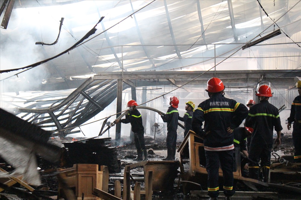 Một phần mái tôn nhà xưởng bị đổ sụp nhiều hàng hóa tài sản bị thiêu rụi.