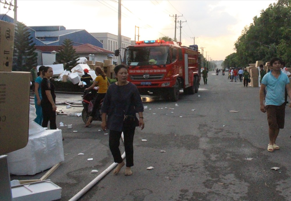 Công nhân di chuyển các hoàng háo và vật liệu dễ cháy ra ngoài đường.