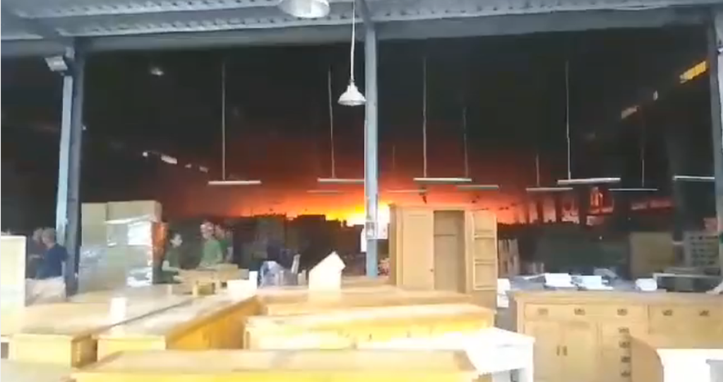 Hỏa hoạn xảy ra ở nhà xưởng công ty gỗ khi công nhân đang làm việc.