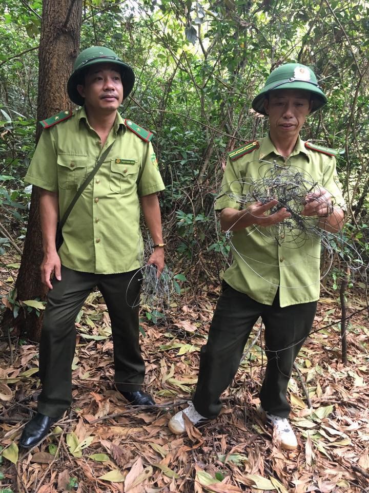 Ông Nguyễn Xuân Mận (phía phải) trong đợt tuần tra, thu hổi bẫy thú rừng - Ảnh KLLH