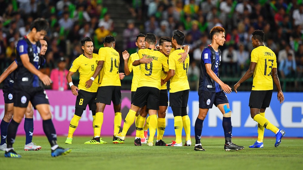 ĐT Malaysia (áo vàng) thắng tối thiểu Campuchia ở lượt trận đầu. Ảnh: AFF
