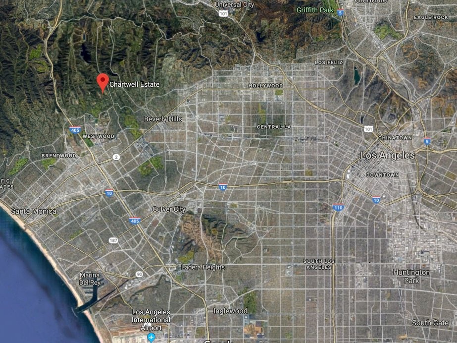 The Chartwell Estate nằm trên một khuôn viên rộng hơn 4,2 ha tại Bel Air, Los Angeles. Theo đánh giá của một công ty bất động sản, đây là khu vực có cộng đồng dân cư uy tín nhất trong thành phố.