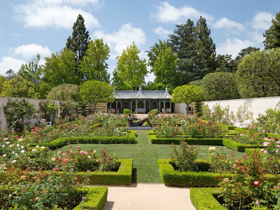 Khu vườn xung quanh The Chartwell Estate được thiết kế và cắt tỉa cẩn thận trông tựa những vườn hoa trong các lâu đài Pháp.