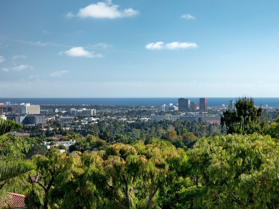 Không chỉ giới hạn trong một không gian nhỏ, tầm nhìn toàn cảnh của căn biệt thự trị giá 245 triệu USD này có thể kéo dài từ trung tâm thành phố Los Angeles đến Thái Bình Dương.