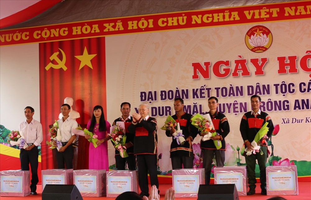 Cũng tại ngày hội, Tổng Bí thư, Chủ tịch nước Nguyễn Phú Trọng đã thay mặt Đảng và nhà nước tặng quà cho 7 thôn buôn và 20 hộ dân đình tiêu biểu 