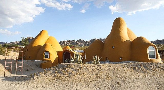 Một ngôi nhà được xây dựng với mái vòm bằng cát tại Arizona.