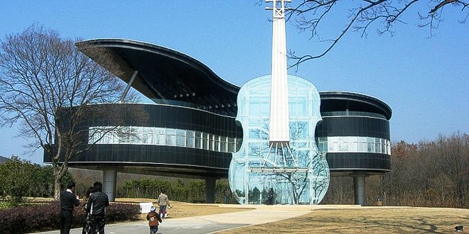 The Piano House, cái tên đã nói lên tất cả. Ngôi nhà độc đáo này ở Anhui, Trung Quốc có hình dáng như một cây đàn Piano khổng lồ, với lối ra vào là một cây vĩ cầm.