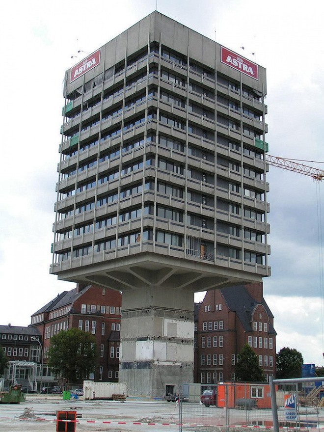 Astra House là một nhà máy bia ở Hamburg. Các tầng nhà có thể di chuyển lên xuống trên trụ chính mỏng manh của tòa nhà. Mặc dù nhà máy bia Astra House đã bị phá bỏ nhưng một nhãn hiệu bia mới đã được thành lập ngay trên tòa nhà này.