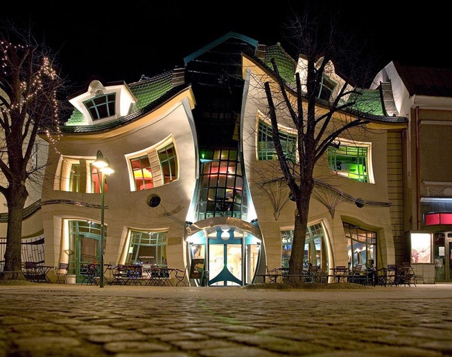 The Crooked House là một nhà hàng nằm trong trung tâm mua sắm Rezydent thuộc thành phố Sopot, Ba Lan. Hình thù kỳ lạ với những đường nét kiến trúc ngoằn ngoèo khiến người ta nghĩ đến những ngôi nhà trong các bộ phim hoạt hình.