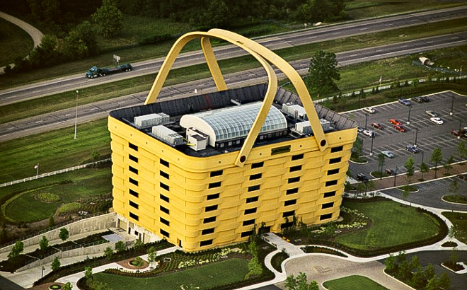 Tòa nhà có tên The Basket Building được thiết kế bởi Dave Longaberger. Longaberger tin rằng, ý tưởng này của mình sẽ thu hút sự chú ý của mọi người đối với công ty. Tuy nhiên ban đầu, khi ông bắt đầu chia sẻ ý tưởng xây dựng tòa nhà theo hình một cái giỏ thì hầu hết mọi người đều nghĩ rằng ông đang đùa.