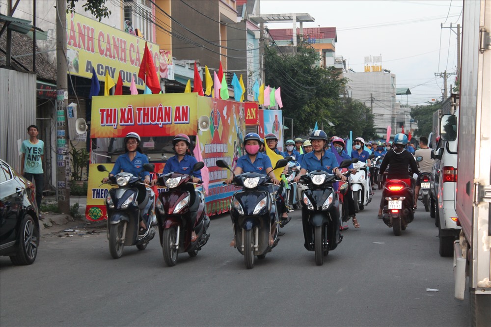 Người lao động tham gia diễu hành tuyên truyền Ngày pháp luật Việt Nam