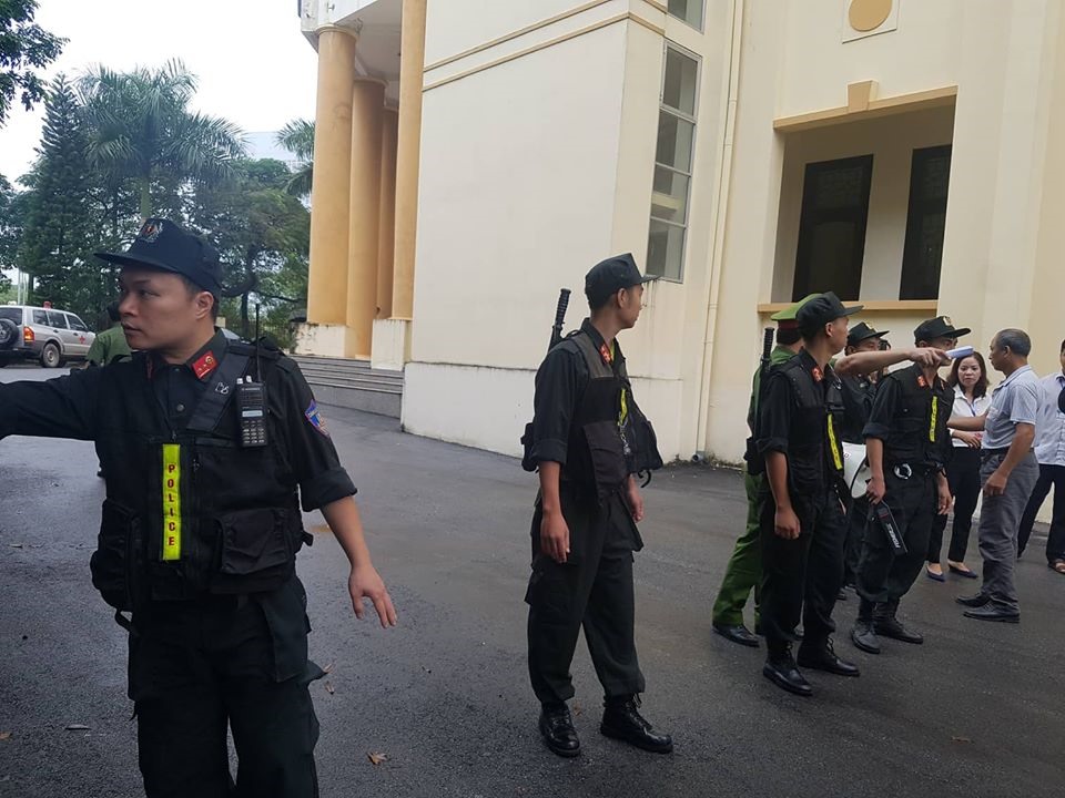 Đoàn xe chở ông Phan Văn Vĩnh và các đồng phạm được đưa đến phiên tòa.