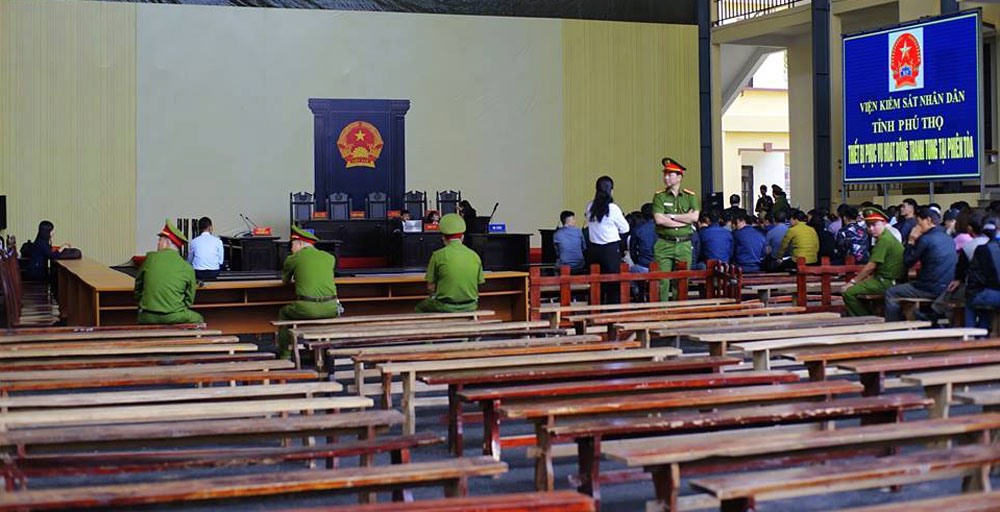 Hàng ghế đầu khu vực dành cho bị cáo để trống, chờ dẫn giải ông Phan Văn Vĩnh, Nguyễn Thanh Hóa cùng Phan Sào Nam, Nguyễn Văn Dương.