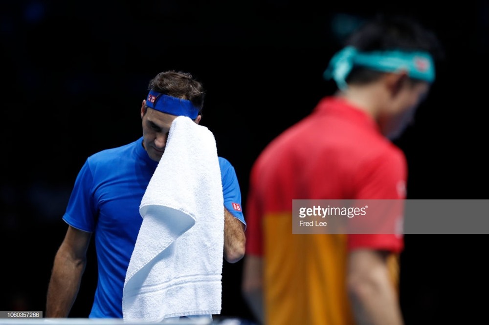 Federer tỏ ra đuối sức trong set 1. Ảnh: Getty.