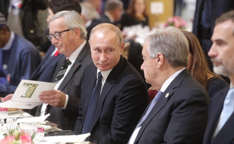 Tổng thống Putin ngồi giữa Tổng thư ký Liên Hợp Quốc Antonio Guterres (phải) và Chủ tịch Ủy ban châu Âu Jean-Claude Juncker. Ảnh: Kremlin.